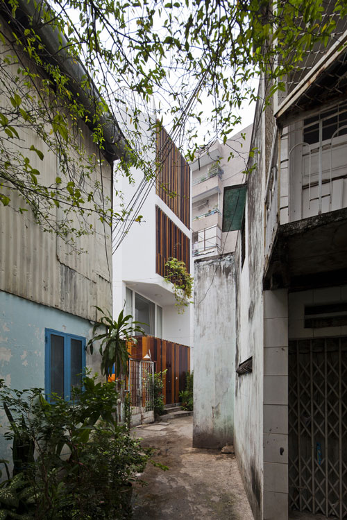 Nằm trong một con hẻm nhỏ ở Phú Nhuận - quận ngoại ô của Tp.HCM - căn nhà nổi bật bởi sắc trắng trang nhã và thiết kế hiện đại 