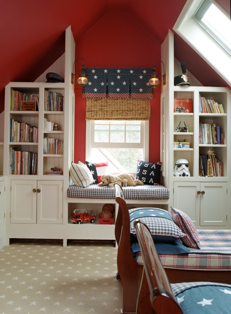Phòng ngủ trở nên vô cùng nổi bạt với trần nhà màu đỏ thẫm đậm, những họa tiết trang trí hình sao tạo cảm giác vui tươi cho căn phòng