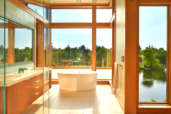 Phòng tắm tràn ngập ánh sang tự nhiên với đầy đủ tiện nghi tạo cảm giác thư thái, riêng tư cần thiết