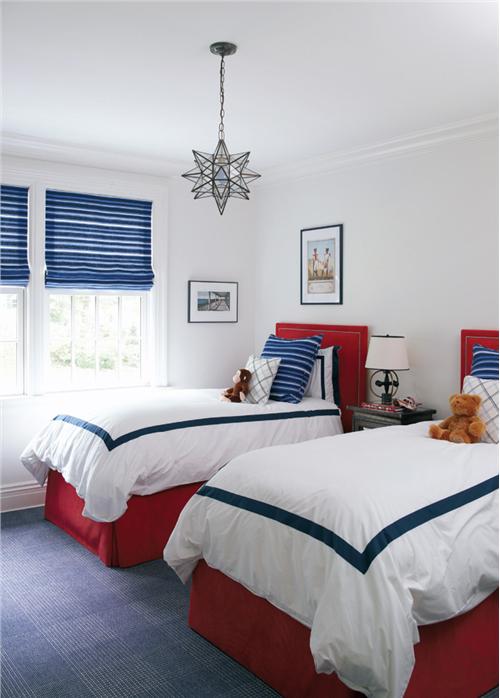 Màu xanh và đỏ ở đây chỉ xuất hiện khiêm tốn, nệm trải giường trắng mang đến cái nhìn yên tĩnh và thoáng mát cần thiết để nghỉ ngơi