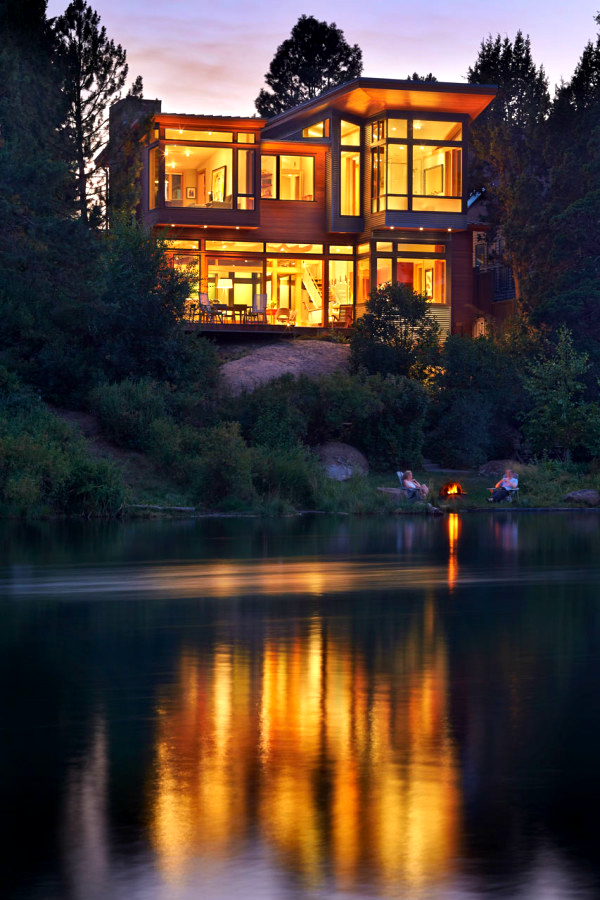 Được thiết kế bởi FINNE Architects Design, ngôi nhà gồm 1 trệt và 1 tầng với hai mặt đều hướng sông