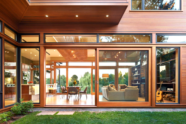 Toàn bộ phần kiến trúc bên ngoài ngôi nhà là sự kết hợp ăn ý giữa chất liệu gỗ thông đỏ tự nhiên với kính trong suốt 