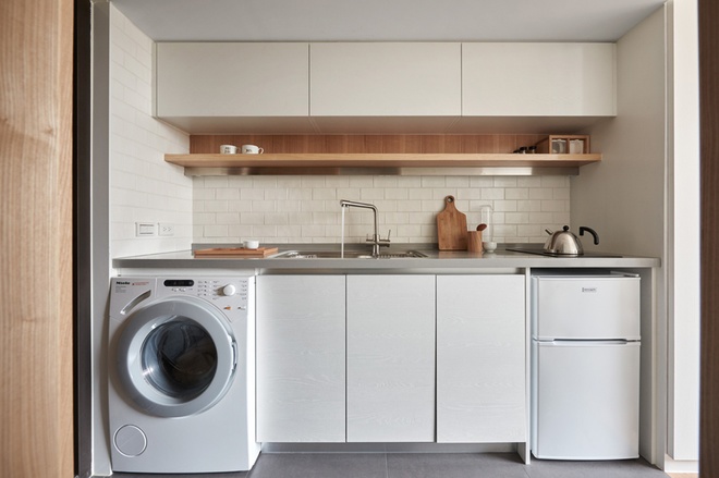 Máy giặt được bố trí gần khu vực bếp nấu để phòng tắm rộng rãi hơn