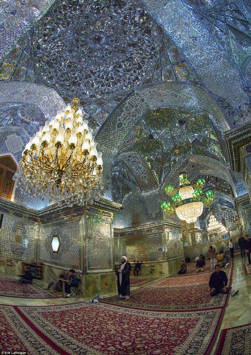 Thánh đường trong lăng Shah-e-cheragh ở Shiraz của người Hồi giáo Shiite, toàn bộ trần nơi đây được phủ bằng thủy tinh xen lẫn đá màu, bên dưới là sàn nhà cẩm thạch, trải thảm của người Iran để phản chiếu lên trên