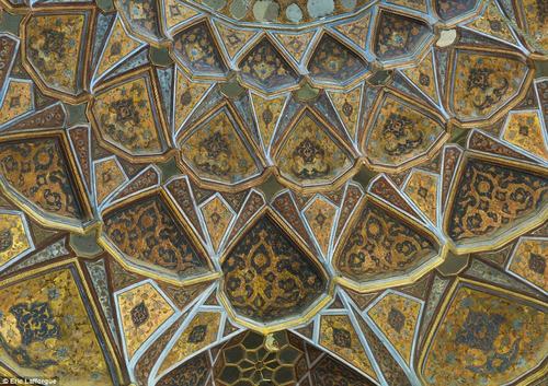 Trần nhà bên trong cung điện Behesht được xây dựng vào năm 1669, đây là tác phẩm duy nhất còn lại của loại hình nghệ thuật này ở Iran