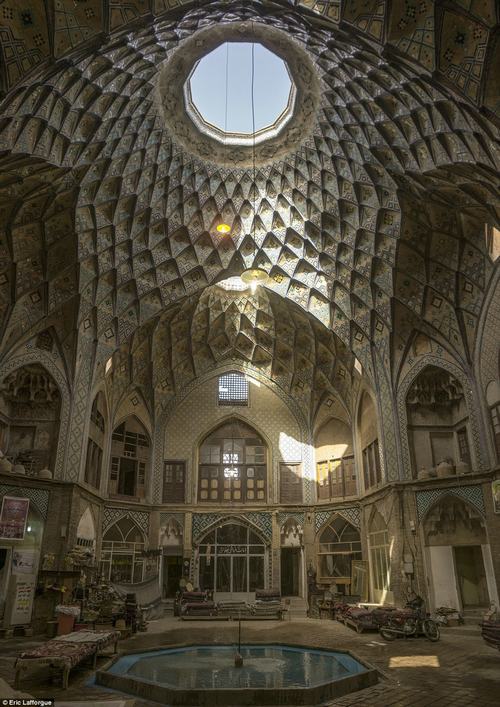 Mái vòm khu chợ cổ Timche Ye Amin Al Dowleh Caravanserai ở trung tâm thành phố Kashan