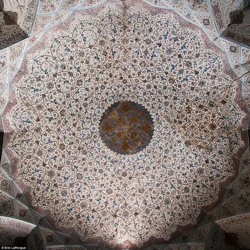 Trần nhà bên trong Đại cung điện Ali Qapu ở Isfahan