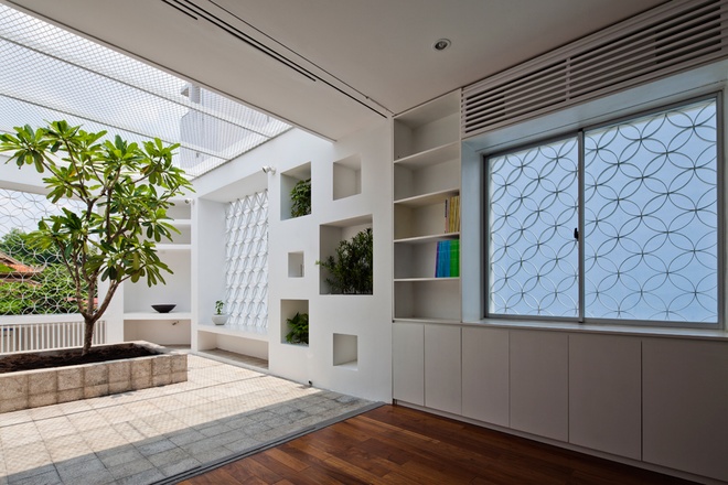 Hệ tủ kệ dọc tường thiết kế phẳng như những mảng tường tạo thành không gian để đồ trong nhà, trưng bày ngoài trời