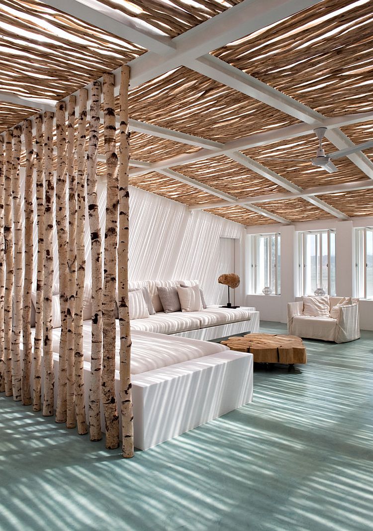 Trần nhà và vách ngăn được làm từ gỗ cây bạch dương tạo sự gần gũi cho căn phòng