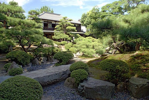 Khách sạn này được thành lập từ năm 705 sau Công nguyện bởi Fujiwara Mahito – con trai một phò tá của hoàng đế thứ 38 của Nhật Bản