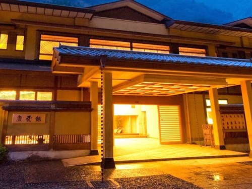 Khách sạn Nishiyama Onsen Keiunkan đã hơn 1.300 tuổi và được điều hành qua 52 thế hệ con cháu nhà Mahito