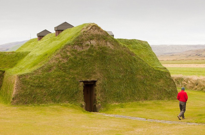 Ngôi nhà được bao phủ hoàn toàn bằng cỏ này tọa lạc gần Selfoss, Iceland