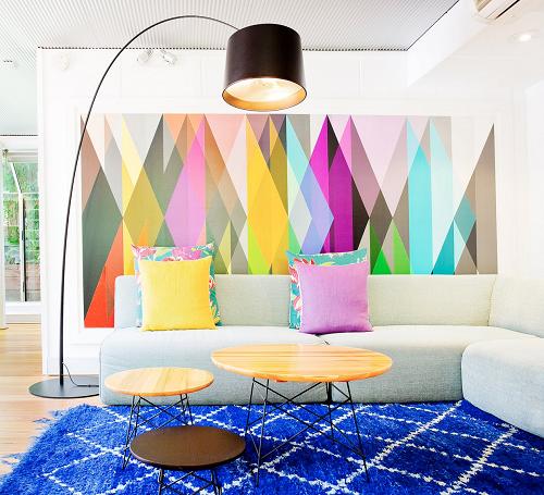 Bức tường nhiều màu sắc với tạo điểm nhấn cho không gian và kết hợp hài hòa với nội thất 