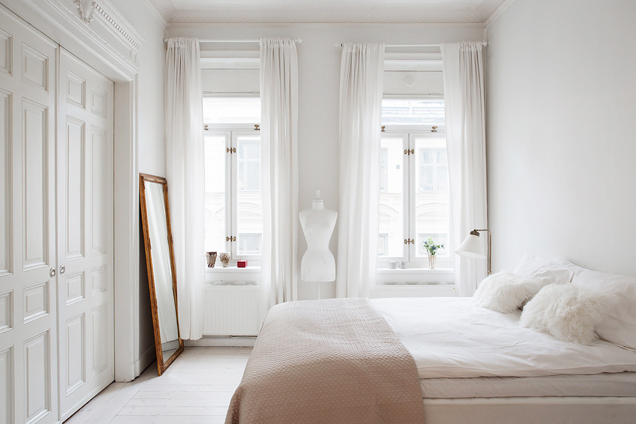 Không gian phòng ngủ yên bình và tinh tế nhờ gam màu trắng thống nhất từ ga giường cho đến tường nhà