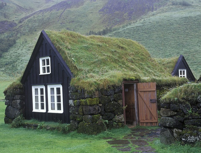 Cánh cửa gỗ kết hợp với mái cỏ tạo nên không gian vô cùng yên tĩnh và gần gũi