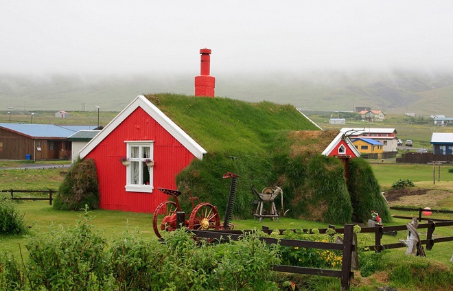 Ngôi nhà Lindarbakki nổi bật này nằm tại ngôi làng Bakkagerdi, trên bờ biển phía đông của Iceland