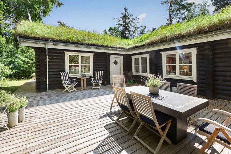 ngôi nhà gỗ có thảm cỏ xanh trên mái