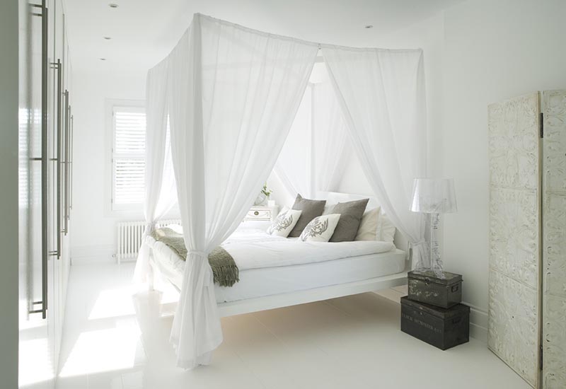 giường canopy màu trắng
