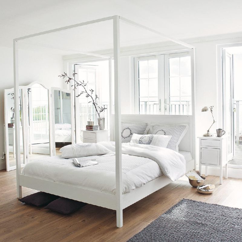 giường canopy màu trắng tinh khôi