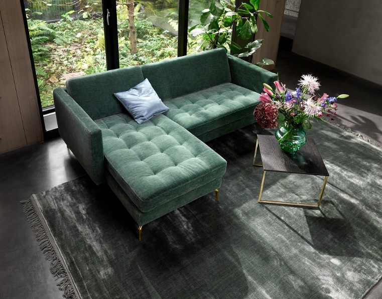 chiếc sofa chất liệu nhung màu xanh lá cây