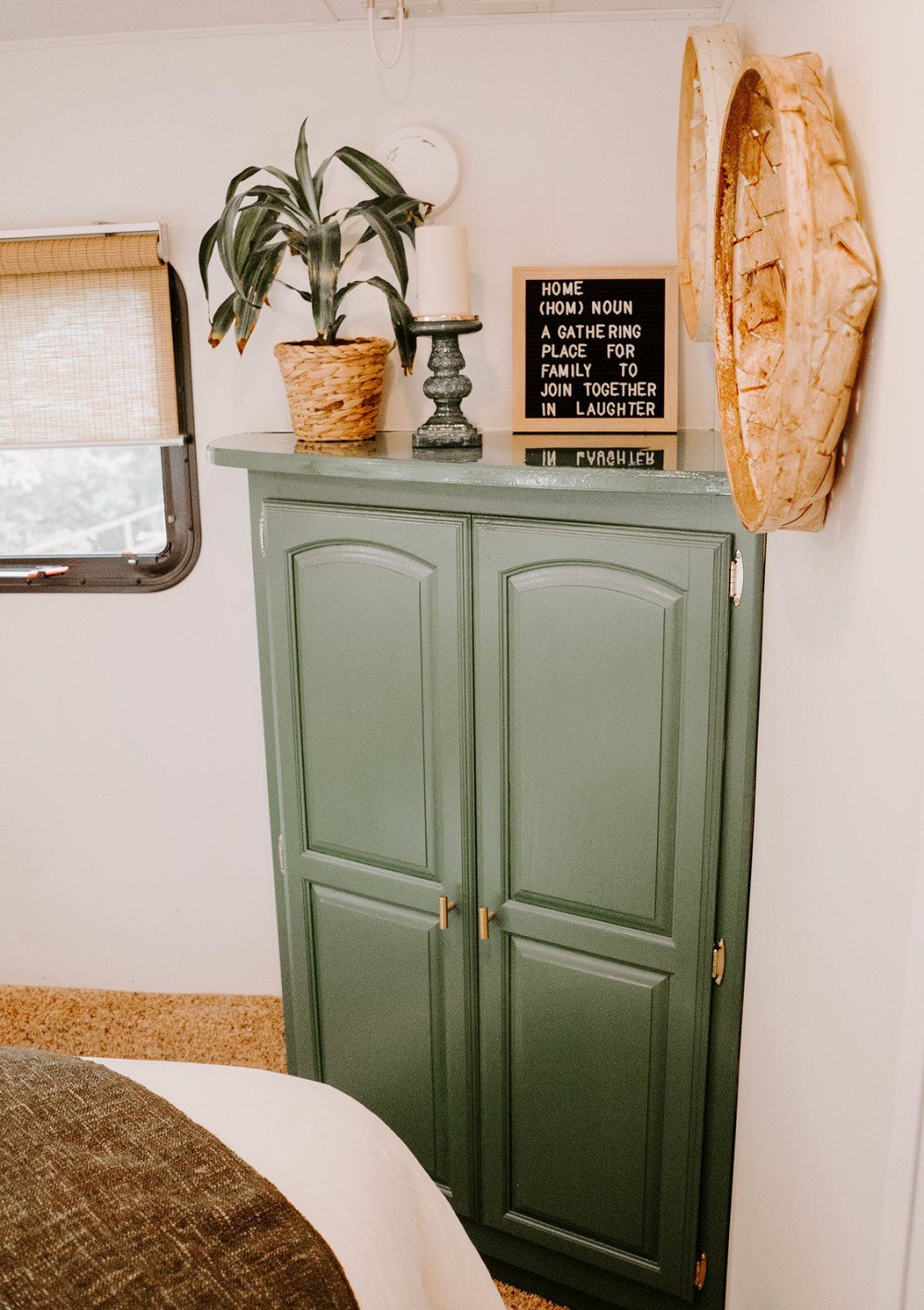 Tủ nhỏ màu xanh thanh lịch là nơi nữ chủ nhân cất trữ gọn gàng các vật dụng cá nhân.
