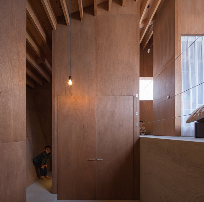 Sắc trắng và tông gỗ chủ đạo mang đến cảm giác ấm cúng, bình yên cho không gian sống trong ngôi nhà 5 tầng ở Nhật.