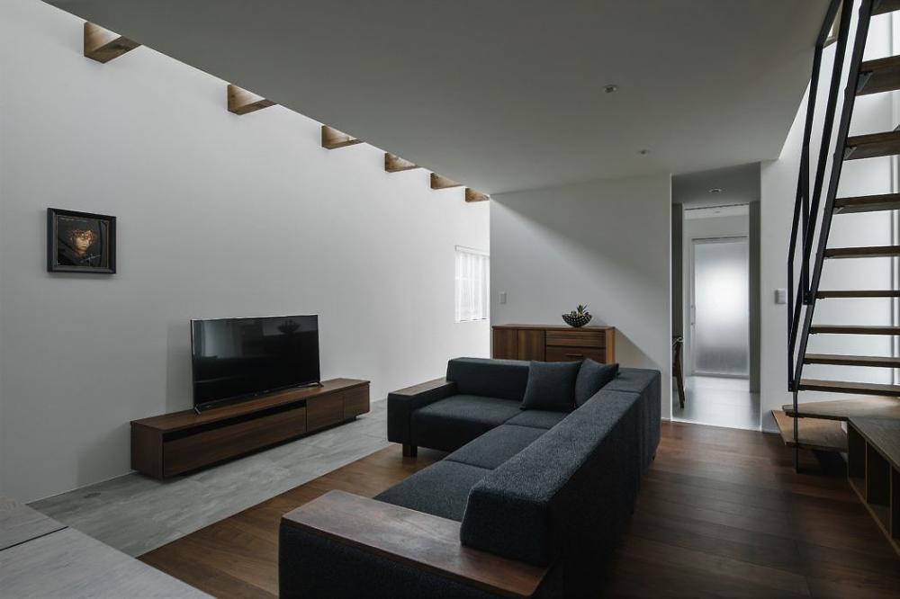 Sàn nhà bằng gỗ giúp tăng thêm cảm giác ấm cúng, gần gũi cho các phòng chức năng.