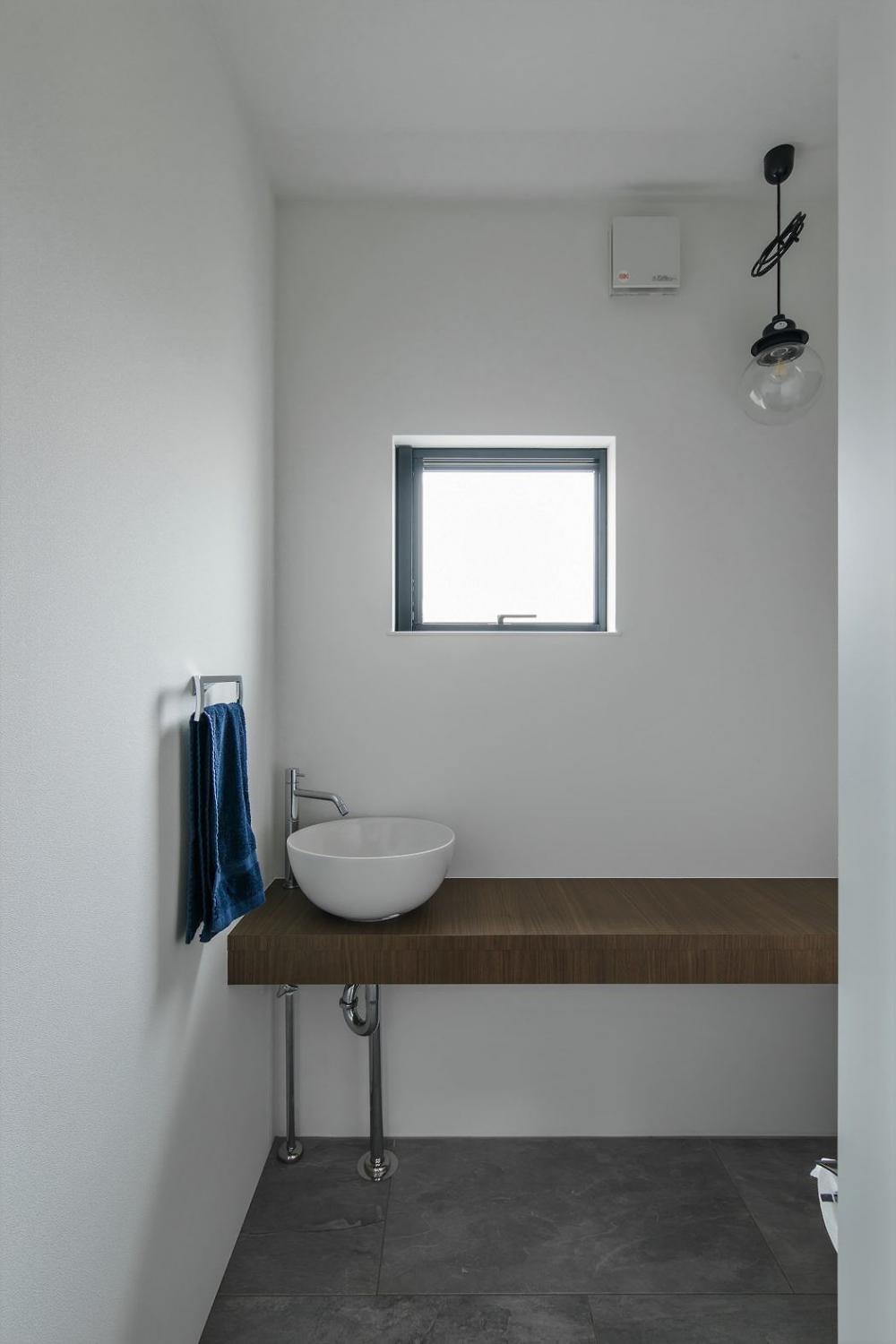 Ô cửa sổ kính mang đến nguồn sáng tự nhiên cho phòng tắm.