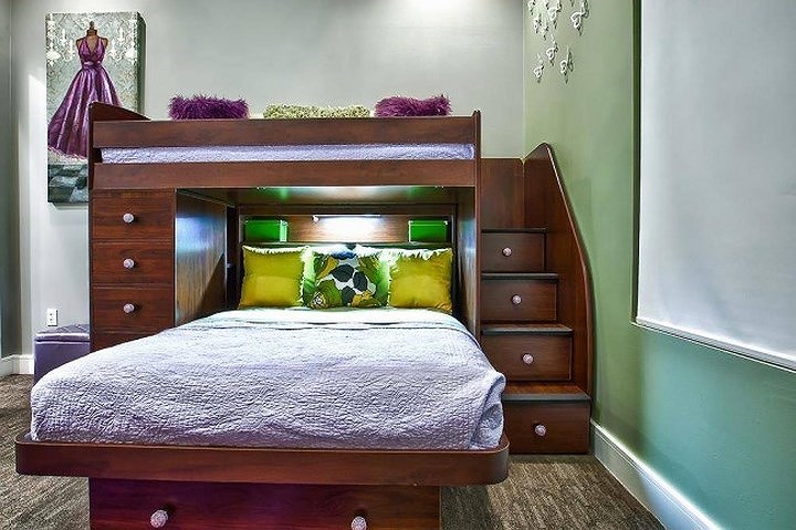 Nếu ngôi nhà quá chật hẹp, bạn có thể thiết kế phòng ngủ của bố mẹ và con cái trong cùng một phòng.