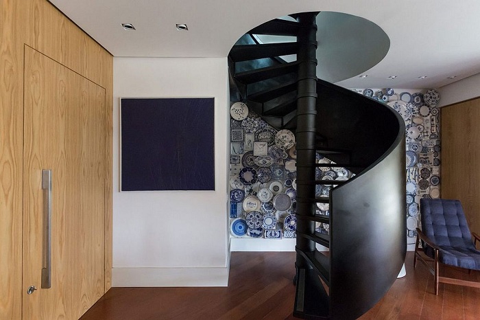 Bức tường độc đáo cùng cầu thang xoắn ốc màu đen tuyền tạo điểm nhấn ấn tượng cho không gian nội thất.