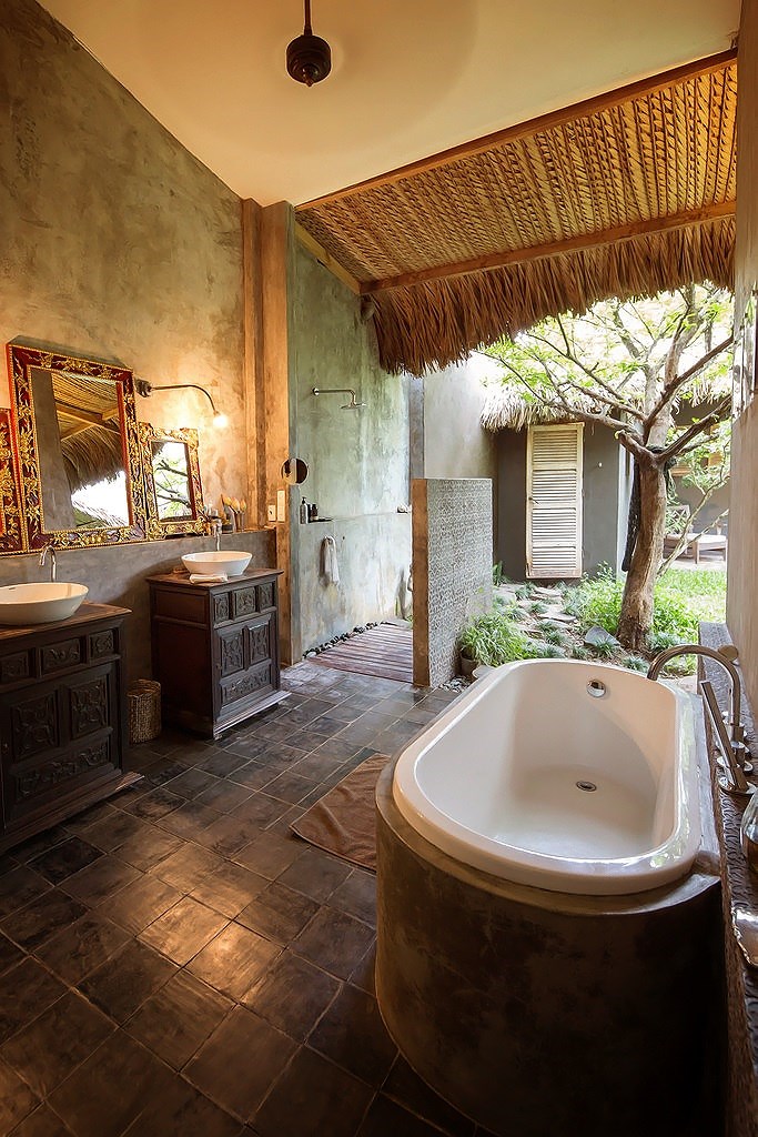 Phòng tắm trong ngôi nhà truyền thống được thiết kế theo dạng mở, kết nối hài hòa với cảnh quan thiên nhiên.