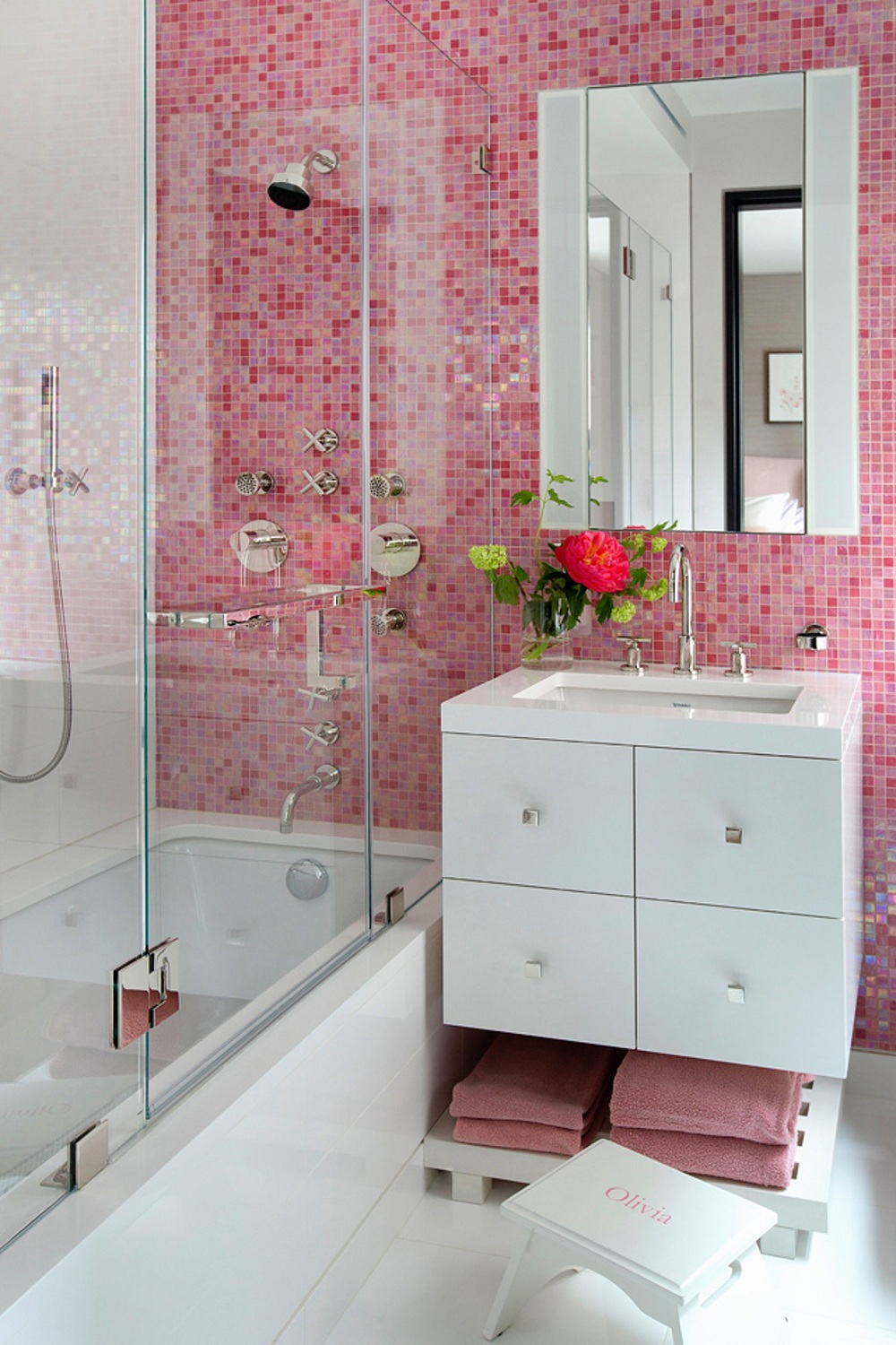 Chỉ với một mảng tường ốp gạch màu hồng cũng đủ để tạo nên vẻ đẹp ngọt ngào cho phòng tắm của cô nàng sành điệu.