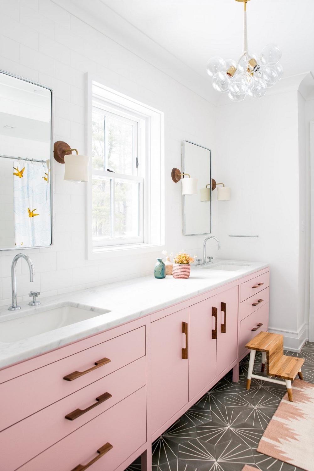 Nếu không thích sơn tường màu hồng, bạn có thể sử dụng nội thất tông màu ngọt ngào tạo điểm nhấn bắt mắt.