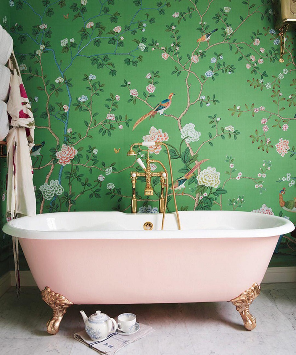 Giấy dán tường họa tiết hoa lá trở thành phông nền lý tưởng cho bồn tắm màu hồng càng thêm nổi bật.