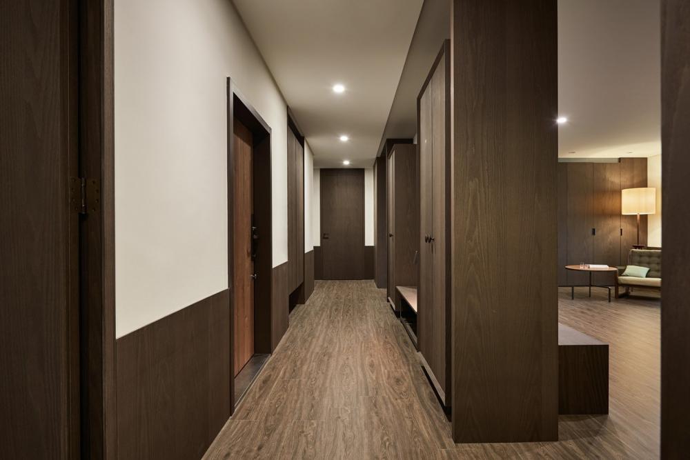 Trong căn hộ sử dụng nội thất gỗ chủ đạo, ánh sáng được bố trí một cách khéo léo 