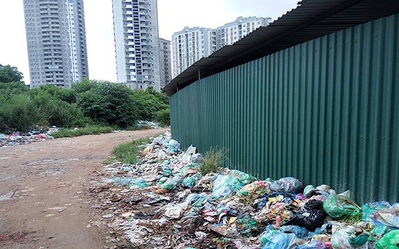 Hạ tầng Khu đô thị Thịnh Liệt chỉ là những lối mòn ngập tràn rác.