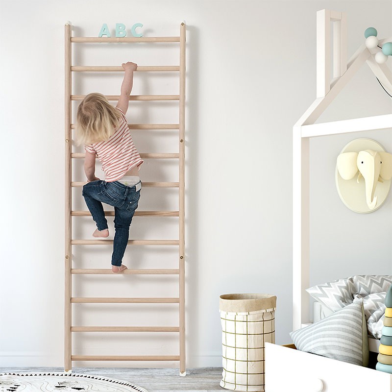 Với các bé, thang gỗ cũng là dụng cụ tập thể dục thú vị.
