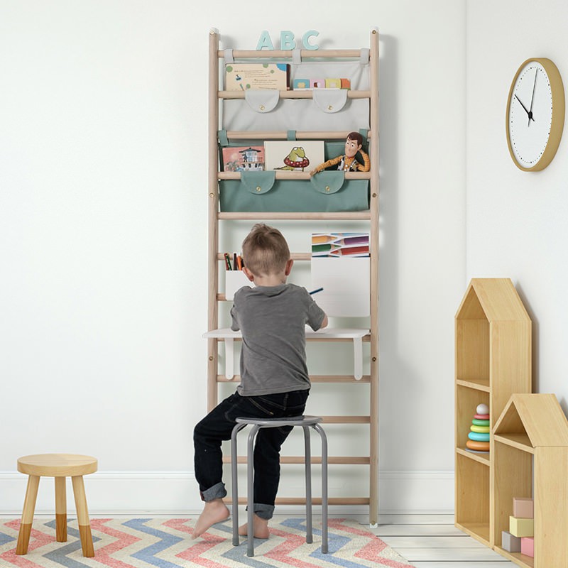 Bạn có thể tận dụng thang gỗ trong phòng trẻ để làm bàn học đa năng, độc đáo.