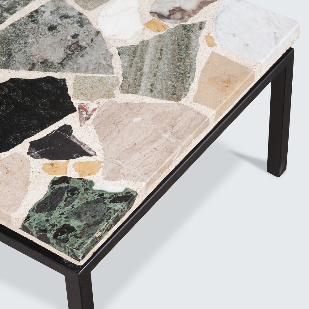 Mặt bàn trà độc đáo được làm từ đá mài granito tạo điểm nhấn hút mắt cho không gian tiếp khách hiện đại.