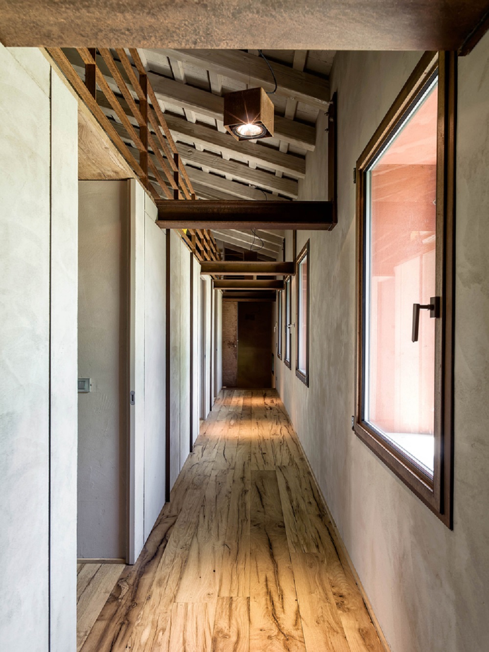 Toàn bộ nội thất ngôi nhà 450m2 đều sử dụng chất liệu gỗ truyền thống.
