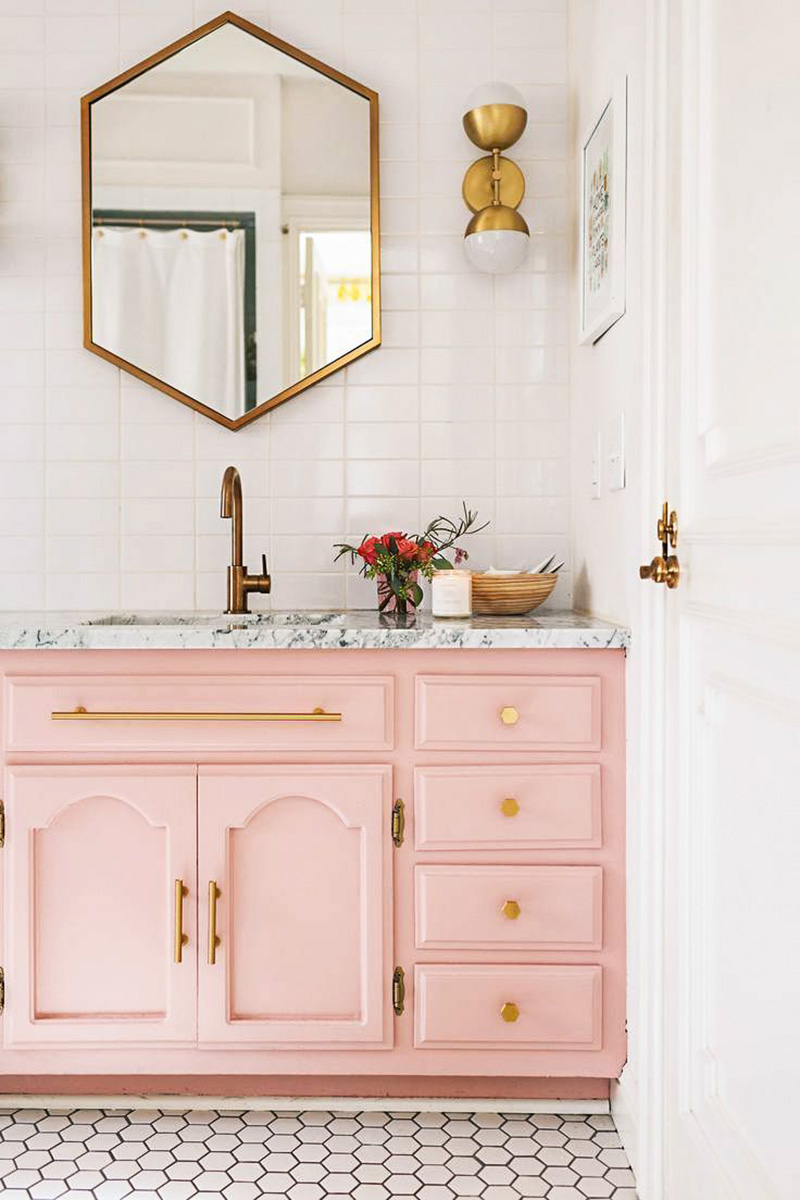 Tủ phòng tắm tông hồng pastel 
