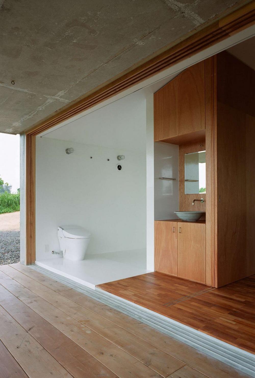 Phòng vệ sinh được thiết kế mở thoáng đãng. 
