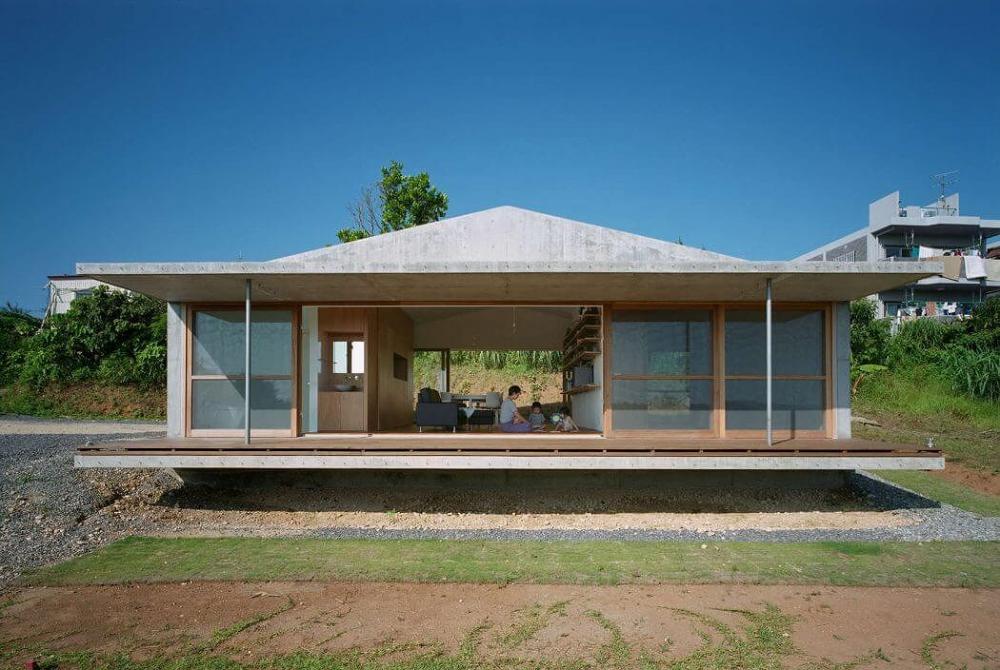 Ngôi nhà ở Nhật tọa lạc trên một khối bê tông lớn