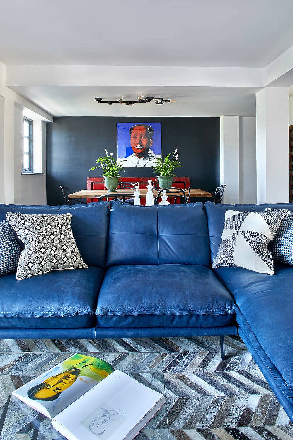Trung tâm của căn hộ nhỏ là bộ sofa tông xanh dương 