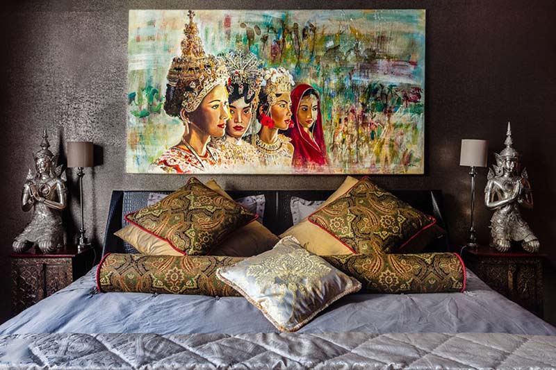 Bạn có thể trang trí đầu giường bằng những tác phẩm nghệ thuật ấn tượng  