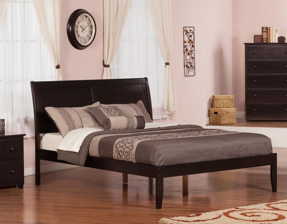 Mẫu giường ngủ bằng gỗ với thiết kế chân cao 