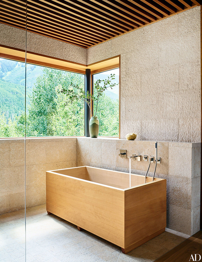 Bồn tắm bằng gỗ được thiết kế theo phong cách Nhật 
