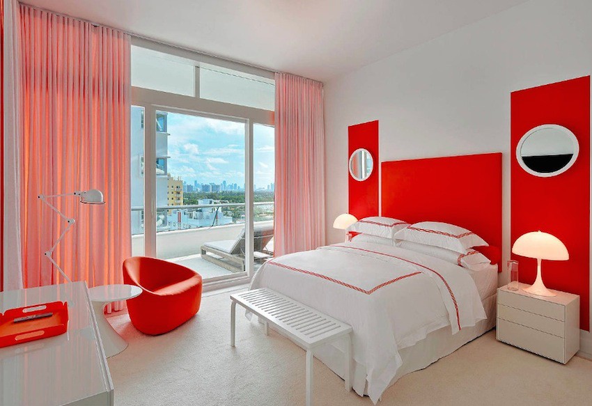 phòng ngủ căn hộ màu đỏ ấn tượng