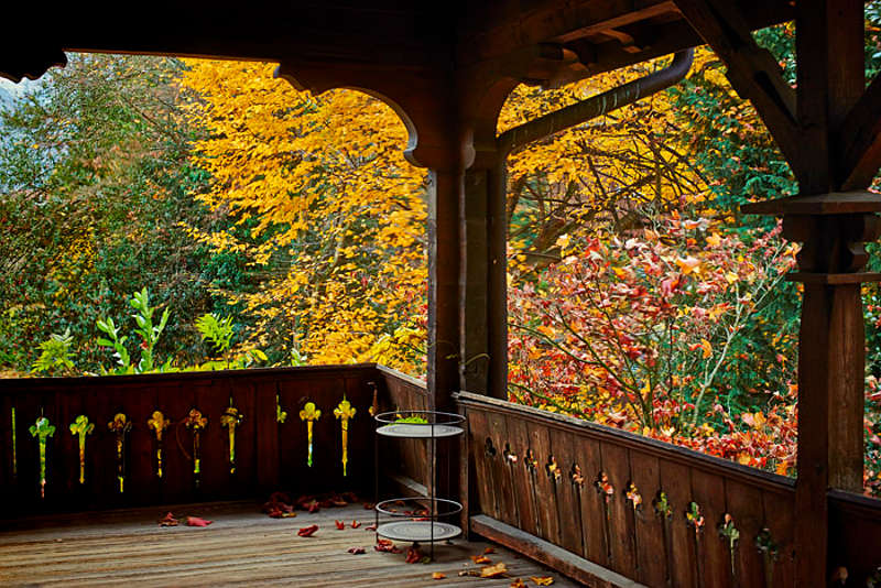 Góc thư giãn tuyệt đẹp nơi sân thượng trong mùa thu.