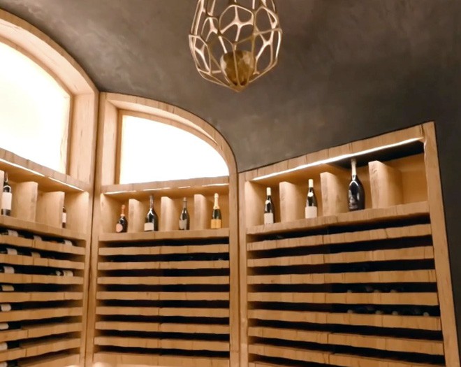 Hầm rượu bằng gỗ với sức chưa hàng nghìn chai.